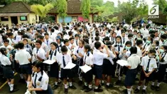 Peningkatan status Gunung Agung menyebabkan sekolah memulangkan siswanya lebih cepat dari biasnya.