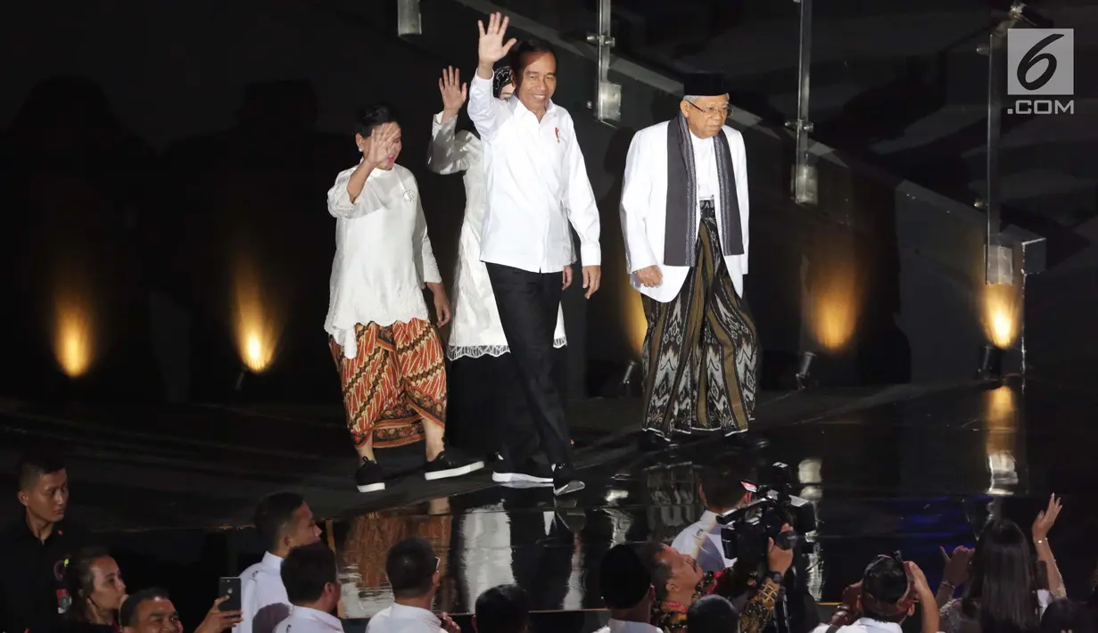 Wakil Presiden terpilih 2019-2024, KH Ma’ruf Amin (kanan) bersama Presiden RI terpilih 2019-2014, Joko Widodo jelang pidato Visi Indonesia di SICC, Sentul, Kab Bogor, Jawa Barat, Minggu (14/7/2019). KH Ma’ruf Amin menutup pidato dengan doa bagi bangsa.  (Liputan6.com/Helmi Fithriansyah)