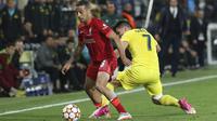 Gelandang Liverpool Thiago berebut bola dengan penyerang Villarreal Gerard Moreno pada leg kedua semifinal Liga Champions di Estadio de la Ceramica atau El Madrigal, Rabu (4/5/2022) dini hari WIB. Liverpool lolos ke final usai hampir kena comeback sebelum menang 3-2. (AP Photo/Alberto Saiz)
