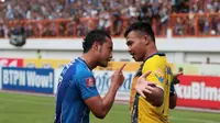 Pemain Persib Bandung, Atep saat beradu mulut dengan pemain Persiba Balikpapan, I Gusti Rustiawan pada lanjutan Torabika SC 2016 di Stadion Wibawa Mukti, Cikarang, Sabtu (1/10/2016). (Bola.com/Nicklas Hanoatubun)