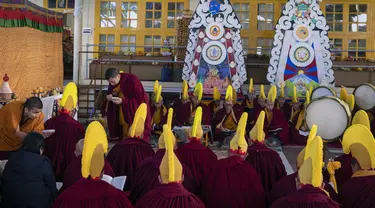 Biksu Buddha Tibet di pengasingan dengan topi upacara kuning berpartisipasi dalam sesi doa pagi untuk menyambut Tahun Kelinci Air di Dharamshala, India, Selasa (21/2/2023). Losar tahun ini jatuh pada tanggal 21 Februari 2023. Menurut penanggalan Tibet, ini adalah awal tahun Kelinci Air 2150. (AP Photo/Ashwini Bhatia)