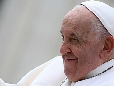 Paus Fransiskus memberi isyarat pada akhir audiensi umum mingguan pada 18 September 2024 di Lapangan Santo Petrus, Vatikan. (Filippo MONTEFORTE/AFP)