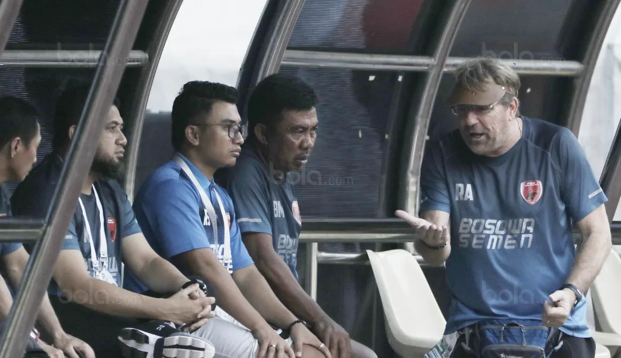 Ekspresi pelatih PSM, Robert Rene Alberts, ketika memprotes keputusan wasit saat pertandingan melawan Persija pada laga Liga 1 di Stadion Patriot, Bekasi, Selasa  (15/8/2017). Persija bermain imbang 2-2 dengan PSM. (Bola.com/M Iqbal Ichsan)