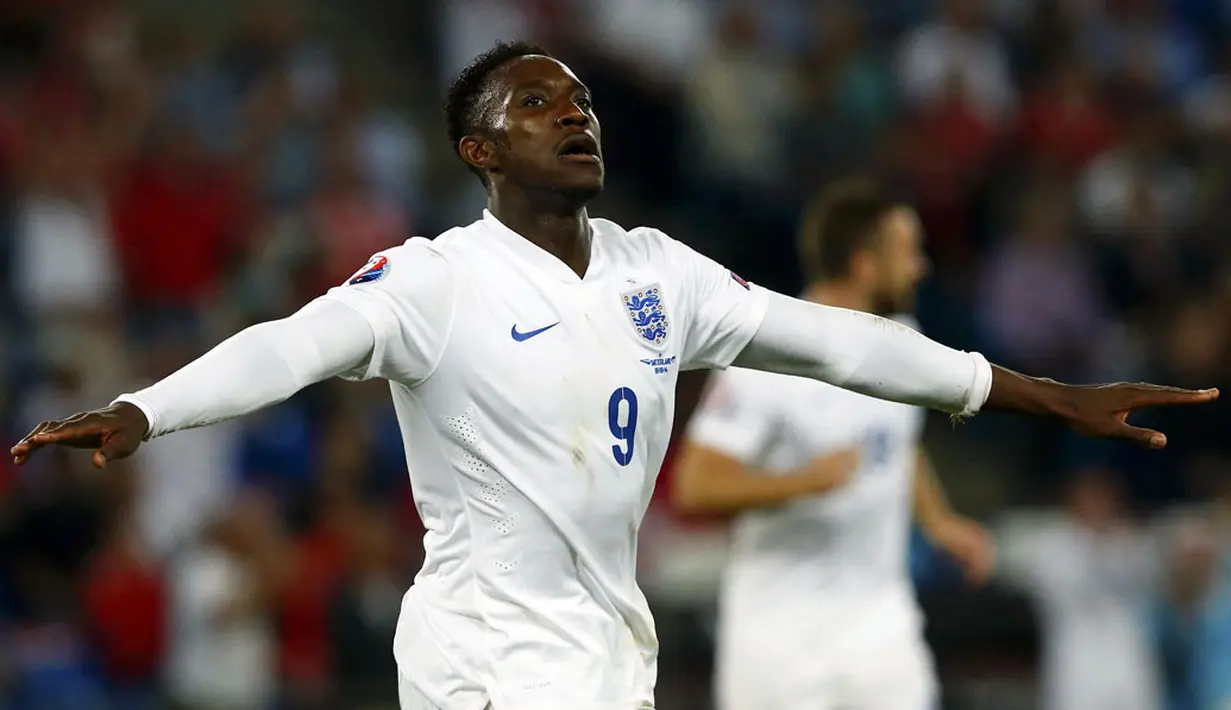 Pemain depan Timnas Inggris, Danny Welbeck, melakukan selebrasi usai mencetak gol ke gawang Swiss di kualifikasi Euro 2016 di Stadion St Jakob-Park, Basel , (9/9/2014). (REUTERS/Denis Balibouse)