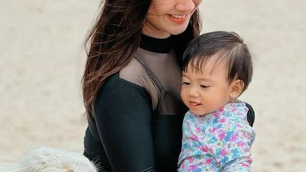 8 Foto Felicya Angelista Tetap Pakai Legging & Baju Panjang Saat Liburan ke Pantai