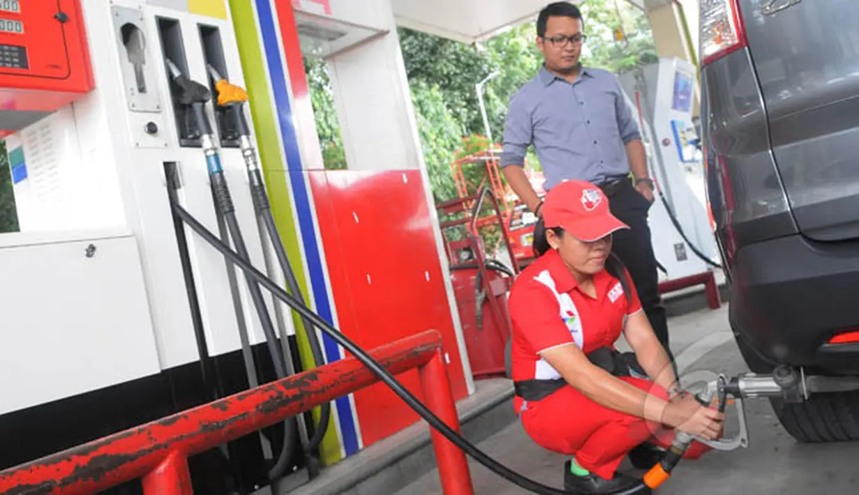 Petugas mengisi BBG jenis Liquified Gas for Vehicle (LGV) Vigas saat uji coba di SPBU Coco Gandaria, Jakarta, Rabu (18/2/2015). Vigas merupakan bahan bakar alternatif pengganti BBM yang lebih hemat serta ramah lingkungan. (Liputan6.com/Herman Zakharia)