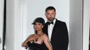 <p>Sedangkan aksen belt besar menjadi statement fashion pada gaya Nicky Minaj. Gaun ruffle yang dramatis membuat tampilnnya semakin luar biasa. </p>