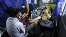 Warga melakukan donor darah saat Ramadan dalam mobil milik PMI Kota Tangerang, Banten, Kamis (15/4/2021). Donor darah dalam mobil tersebut dilakukan PMI untuk menarik minat masyarakat agar mendonorkan darah dan dapat menjaga stok darah aman selama bulan puasa. (Liputan6.com/Angga Yuniar)