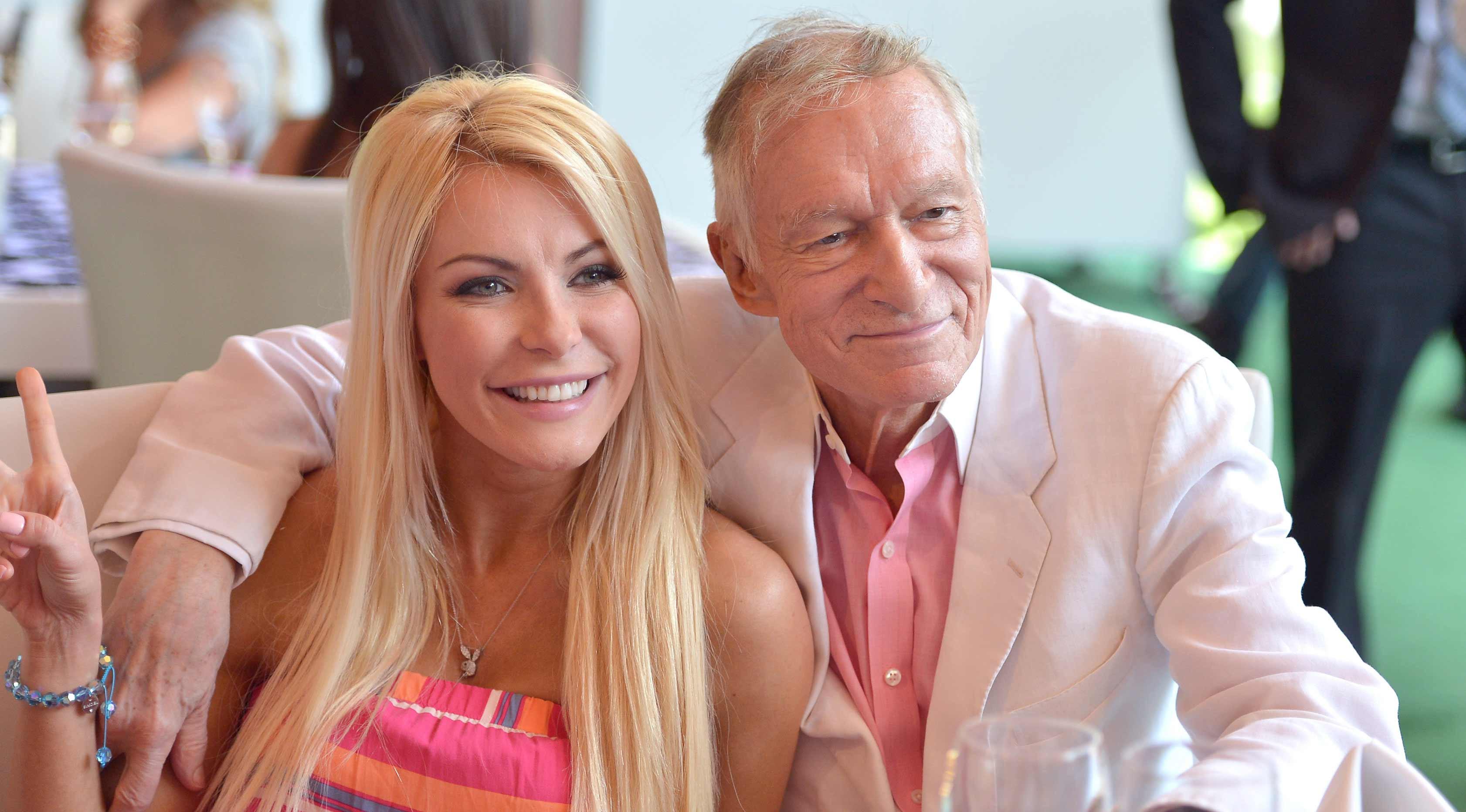 Hugh Hefner merangkul Crystal Harris di The Playboy Mansion di Holmby Hills, California 9 Mei 2013. Wanita seksi berambut pirang ini juga berhasil menarik hati Hugh Hefner dan menikah pada 2012. (Charley Gallay/Getty Images for Playboy/AFP)
