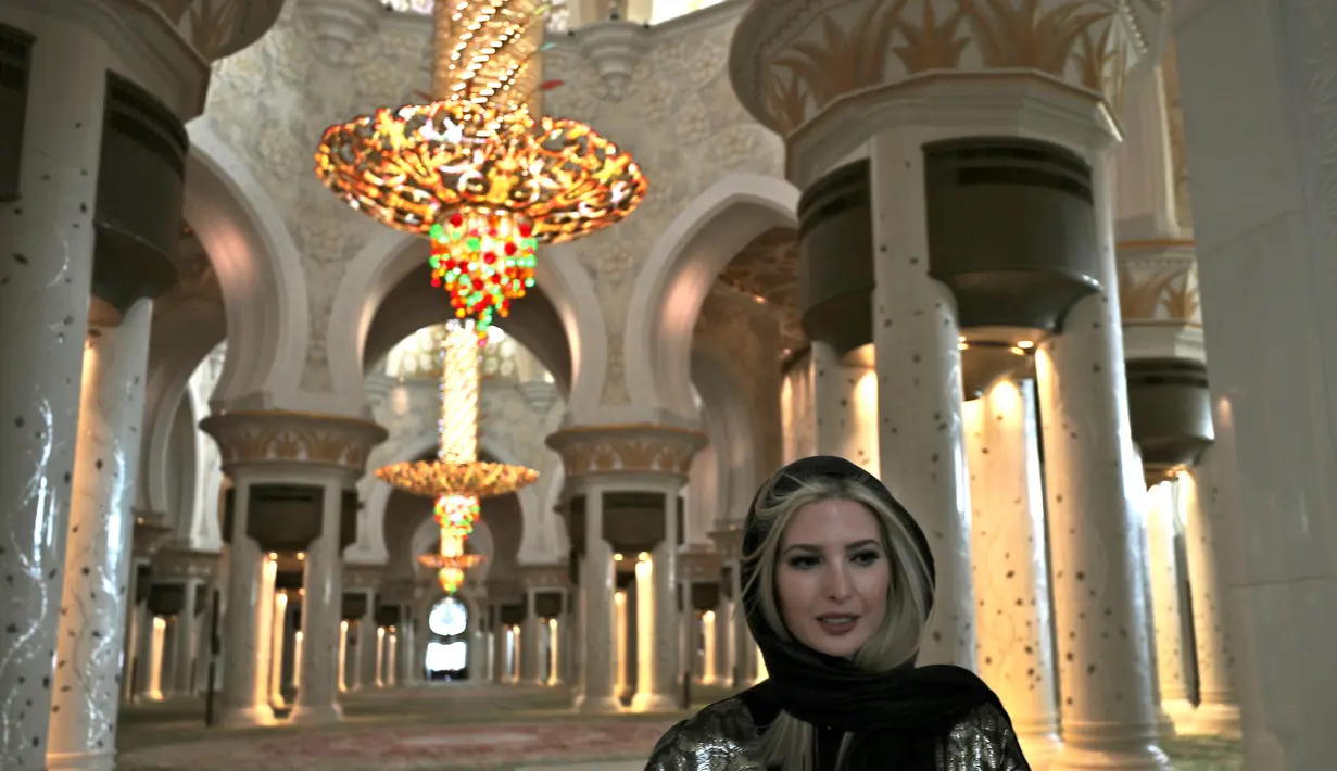 Ivanka Trump, putri dan penasihat senior Presiden Donald Trump, mengunjungi Masjid Agung Sheikh Zayed di Abu Dhabi, Uni Emirat Arab, Sabtu (15/22020). Ivanka akan menjadi salah satu pembicara dalam acara 'Global Women's Forum' yang berlangsung pada 16-17 Februari 2020. (AP/Kamran Jebreili)