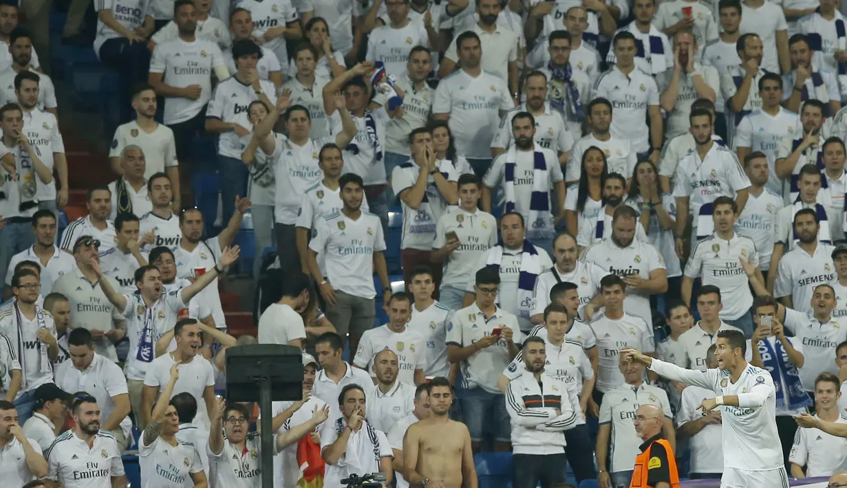 Aksi protes pemain Real Madrid, Cristiano Ronaldo (kanan) saat golnya ke gawang APOEL Nicosia dianulir wasit pada laga grup H Liga Champions di Santiago Bernabeu stadium, Madrid, (13/9/2017). Real Madrid Menang 3-0. (AP/Paul White)