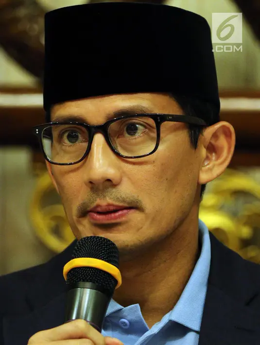 Bakal calon wakil presiden Sandiaga Uno mengkritisi kondisi ekonomi terkini di Jalan Kertanegara, Jakarta, Jumat (7/9). Sandiaga mengatakan melemahnya nilai tukar rupiah disebabkan lemahnya fundamental ekonomi Tanah Air. (Liputan6.com/Johan Tallo)