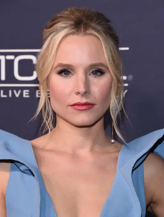 Aktris Kristen Bell berpose saat menghadiri Gala Baby2Baby ke-6 di 3Labs, di Culver City, California  (11/11). (AFP Photo/Chris Delmas)