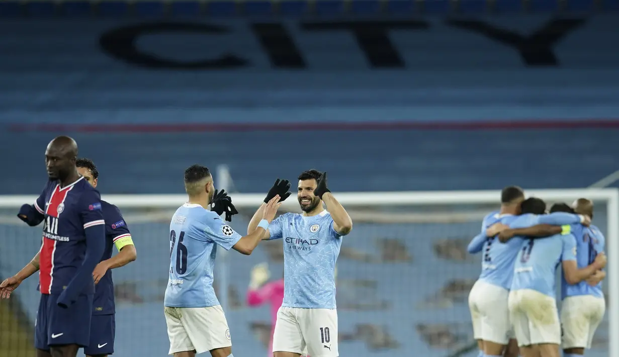 Para pemain Manchester City merayakan kemenangan atas PSG pada leg kedua semifinal Liga Champions di stadion Etihad, Rabu (5/5/2021). Dengan hasil ini, Manchester City melaju ke final Liga Champions untuk pertama kalinya dalam 66 tahun. (AP Photo/Dave Thompson)