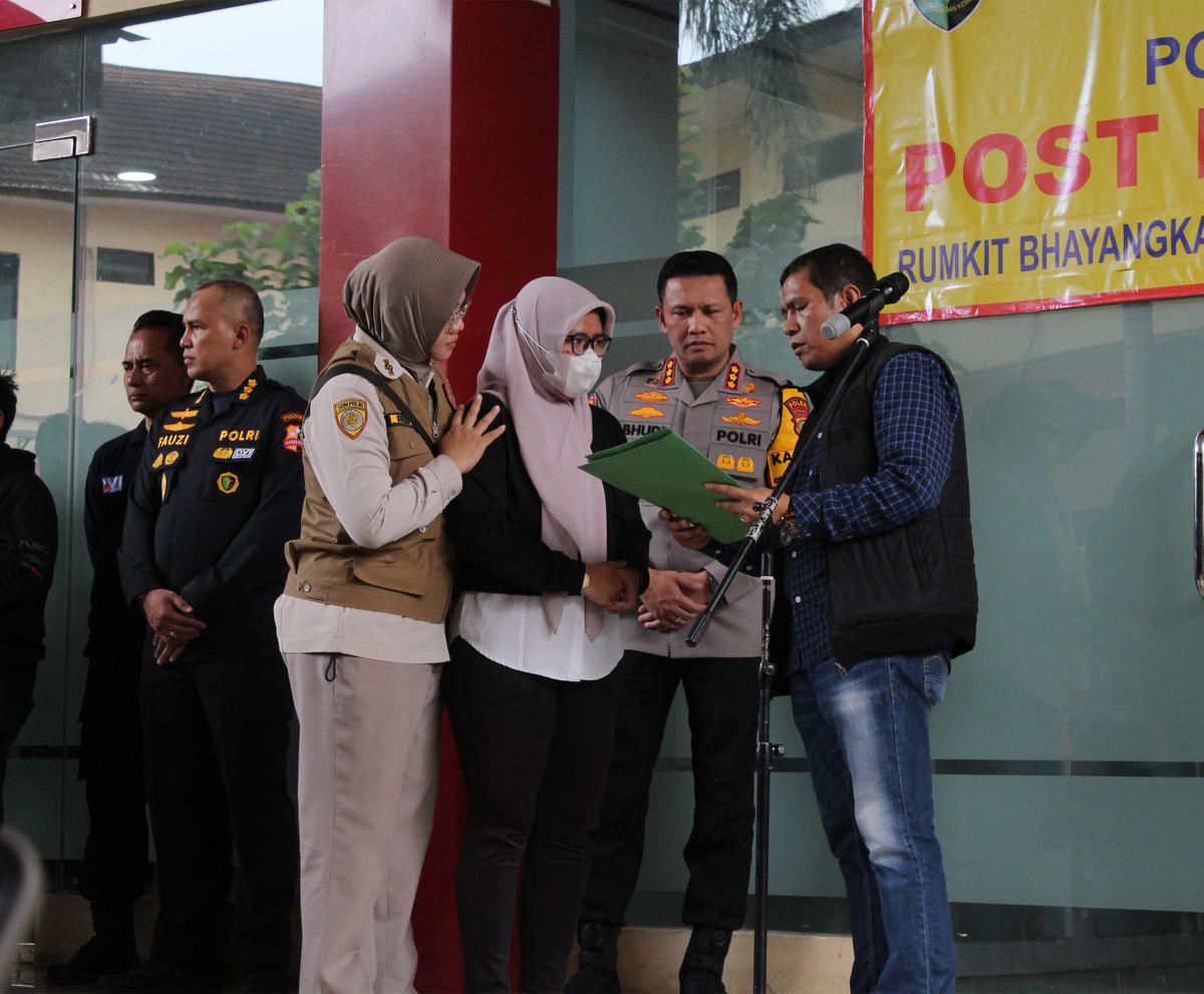 FOTO: Tangis Keluarga Iringi Penyerahan Jenazah Korban Kebakaran Terra Drone