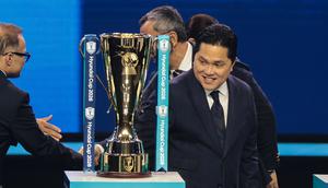 Ketua umum PSSI, Erick Thohir berjalan melewati trofi Piala AFF 2026 setelah acara pengundian Piala AFF 2026 di Studio RCTI+, Kebon Jeruk, Jakarta Barat, Kamis (15/1/2026). (Bola.com/Nur Iman Ali)