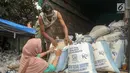 Pembeli memeriksa buah kolang-kaling yang hendak dibeli di Pasar Induk, Kramat Jati, Jakarta Timue (2/6). Selama bulan Ramadan, kolang-kaling dijual dengan kisaran harga 13-15ribu per kilo. (Liputan6.com/Yoppy Renato)