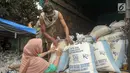 Pembeli memeriksa buah kolang-kaling yang hendak dibeli di Pasar Induk, Kramat Jati, Jakarta Timue (2/6). Selama bulan Ramadan, kolang-kaling dijual dengan kisaran harga 13-15ribu per kilo. (Liputan6.com/Yoppy Renato)