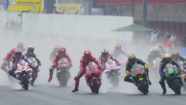 Foto: Hujan Deras, Francesco Bagnaia Terpeleset di Trek Basah MotoGP Argentina