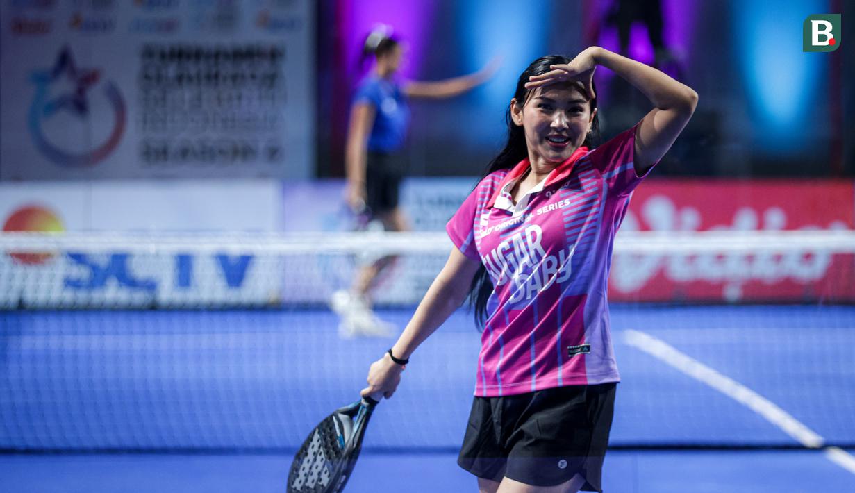 Ekspresi selebritas Indonesia, Shakira Jasmine setelah gagal memetik poin dalam laga semifinal ganda putri padel Turnamen Olahraga Selebriti Indonesia (TOSI) Season 4 di GOR UNJ, Jakarta, Minggu (02/11/2025). (Bola.com/Bagakara Lazuardi)