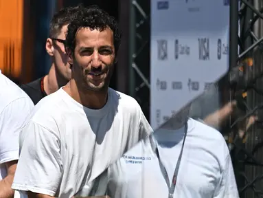 Pembalap RB asal Australia, Daniel Ricciardo tiba di lintasan balap Hungaroring di Mogyorod dekat Budapest pada 18 Juli 2024. (Attila KISBENEDEK/AFP)