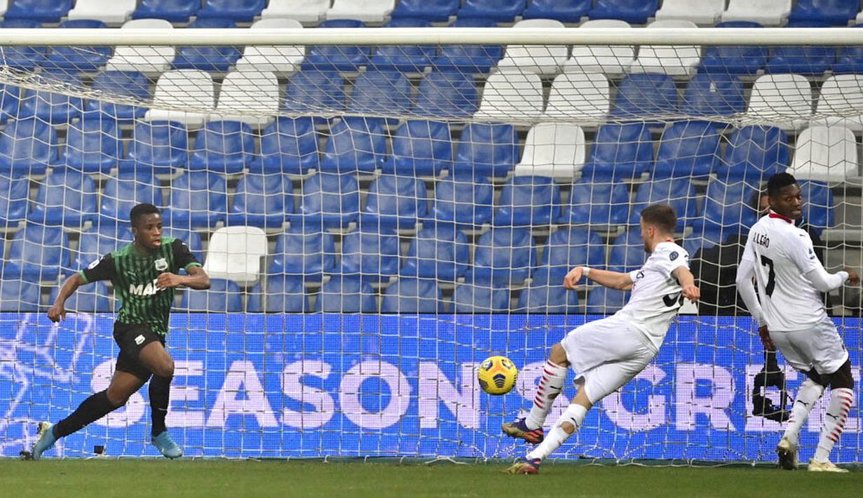 Pemain AC Milan, Alexis Saelemaekers, mencetak gol ke gawang Sassuolo pada laga Liga Italia di Stadion Mapei, Minggu (20/12/2020). AC Milan menang dengan skor 2-1. (Spada/LaPresse via AP)