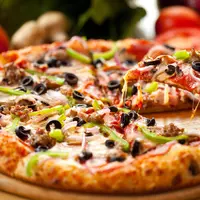 Pizza dengan roti tebal dan tipis bisa menjadi pilihan yang sulit untuk dibuat. Namun pizza jenis manakah yang jadi kesukaanmu?| Via: kingrichiespizza.com 