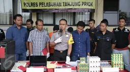 Polres Pelabuhan Tanjung Priok merilis sebanyak 3770 materai palsu, puluhan obat-obat ilegal, dan barang bukti protitusi online, Jakarta, Selasa (11/4). (Liputan6.com/Faizal Fanani)