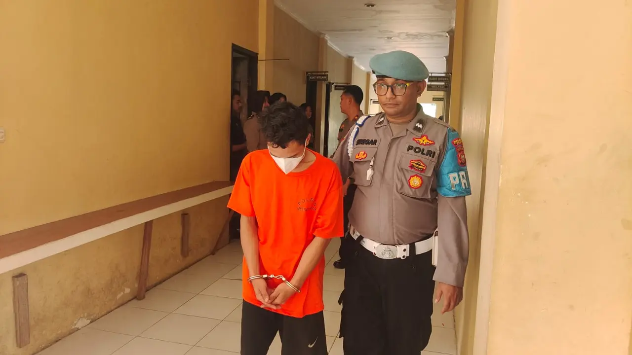 Polsek Beji memperlihatkan tersangka penjambretan tas milik ibu rumah tangga di wilayah Kukusan, Kecamatan Beji, Kota Depok.