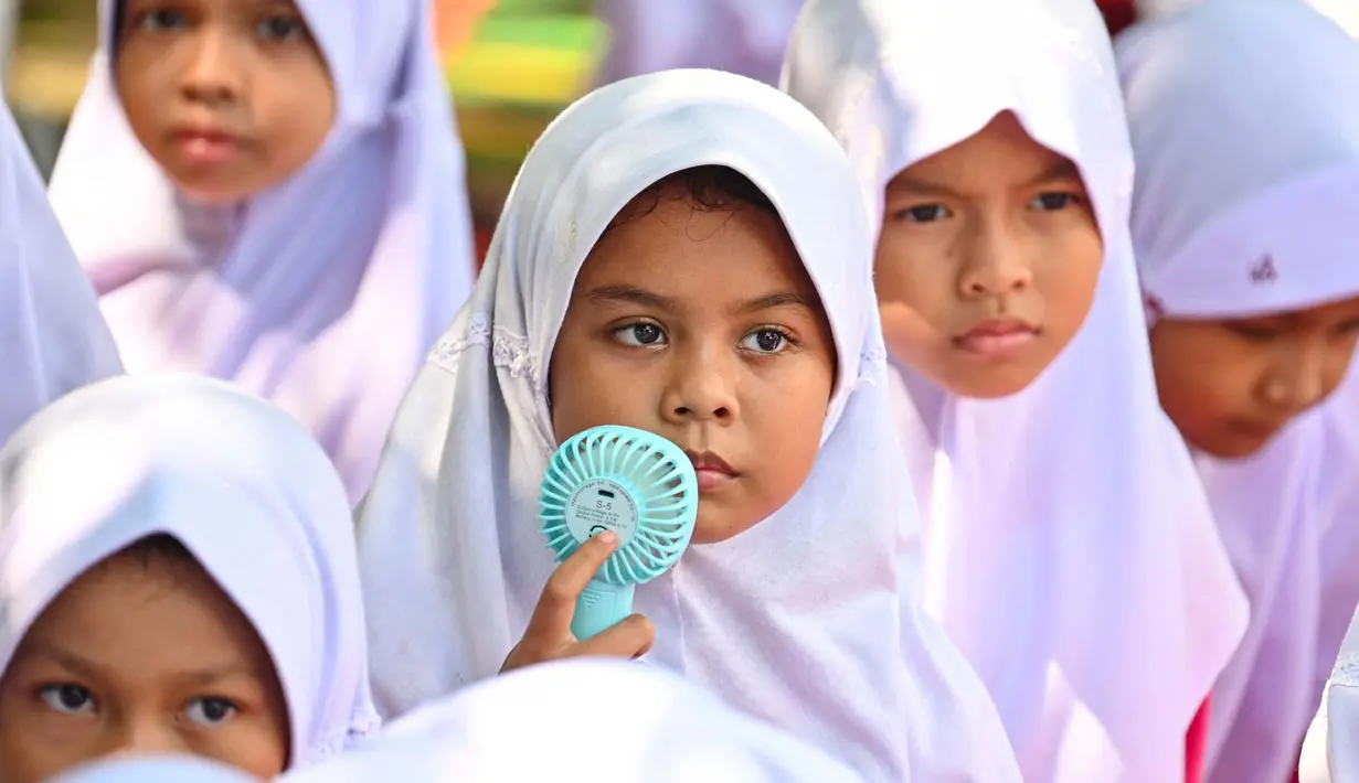 FOD BMKG Sultan Iskandar Muda (SIM), Nabila mengimbau masyarakat memberikan pelindung pada kulit saat beraktivitas di luar ruangan dan memperhatikan asupan air mineral agar terhindar dari dehidrasi. (CHAIDEER MAHYUDDIN/AFP)