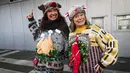 Blandine dan Sophie saat berlangsungnya Kejuaraan Dunia Sweater Terjelek di kota Albi, Prancis pada 1 Desember 2018. Peserta yang mengikuti kompetisi, terbagi dalam kategori anak-anak, perorangan, dan keluarga. (ERIC CABANIS / AFP)