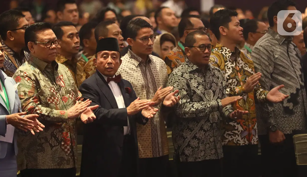 Sandiaga Uno (ketiga kiri) menghadiri acara pelantikan pengurus Himpunan Pengusaha Muda Indonesia (HIPMI) periode 2019-2024, di Hotel Raffles, Jakarta, Rabu (15/1/2020). Sandiaga Uno hadir dalam acara ini sebagai mantan Ketua Umum HIPMI periode 2005-2008. (Liputan6.com/Angga Yuniar)
