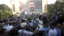 Para penggemar Argentina merayakan kemenangan atas Kroasia pada akhir pertandingan semifinal Piala Dunia  2022 Qatar setelah menontonnya di layar, di mana gambar langsung Lionel Messi ditampilkan, di lingkungan Palermo di Buenos Aires, Argentina, Rabu (14/12/2022). (AP Photo/Rodrigo Abd)