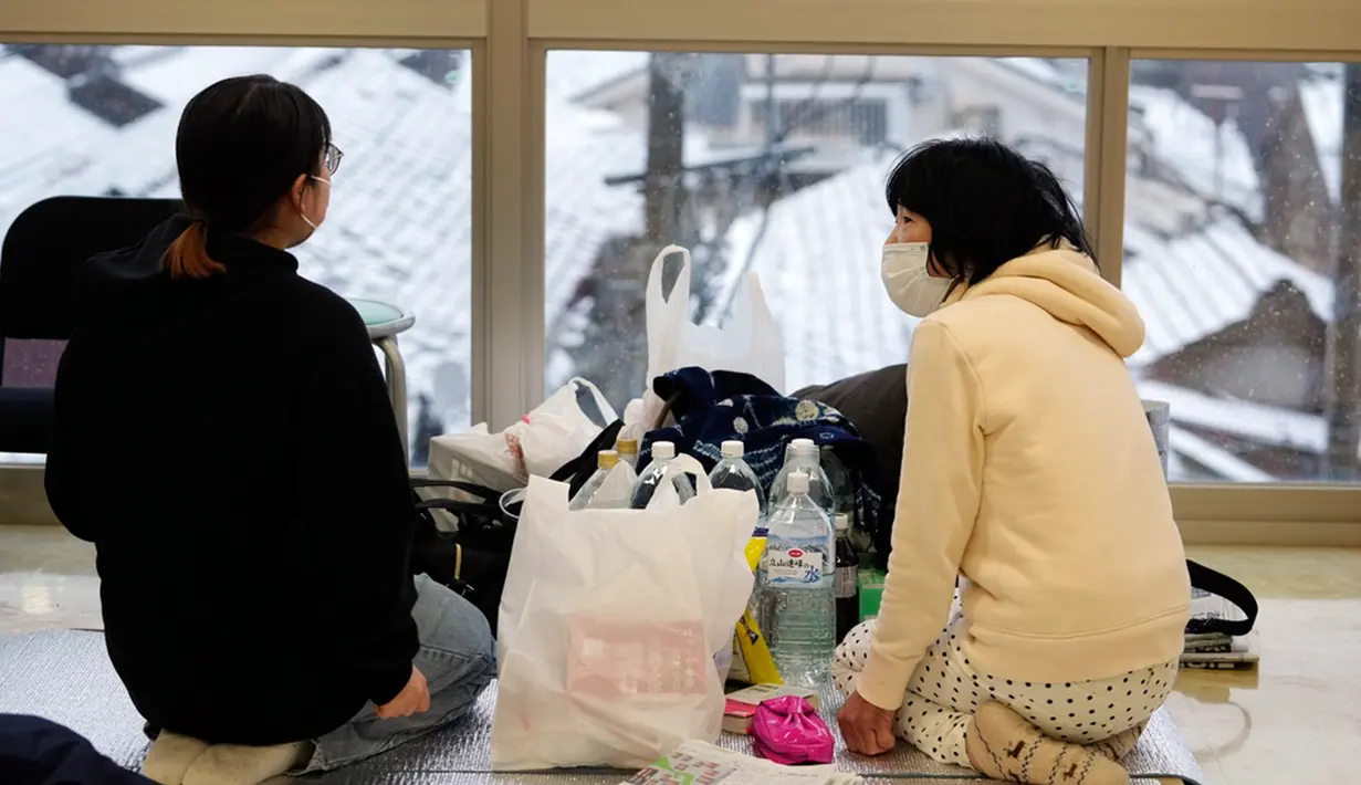 Pengungsi berlindung di pusat evakuasi di Wajima, Prefektur Ishikawa, Jepang, Minggu (7/1/2024). Kota Wajima hancur usai diguncang gempa berkekuatan magnitudo 7,6 di awal tahun 2024. (AP Photo/Hiro Komae)