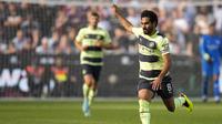 Gelandang Manchester City, Ilkay Gundogan mengontrol bola saat bertanding melawan West Ham pada pertandingan pembuka Liga Inggris 2022/2023 di Stadion London di London, Inggris, Senin (8/8/2022). City menang atas West Ham 2-0.  (AP Photo/Frank Augstein)