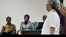 Romi Herton dan Istri melihat Akil Mochtar bersumpah sebelum memberikan kesaksian di Pengadilan Tipikor, Jakarta, Kamis (15/1/2015). (Liputan6.com/Miftahul Hayat)