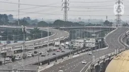 Kendaraan melintasi ruas Tol Becakayu yang bersebelahan dengan ruas Tol Ir Wiyoto Wiyono,  Jatinegara, Jakarta Timur, Senin (15/3/2021). GT Pisangan terdiri atas 2 GTO Single dan GTO Multi yang dapat dilalui kendaraan Golongan I, II, III, IV, dan V. (merdeka.com/Iqbal S. Nugroho)