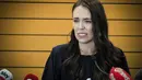 Jacinda Ardern menangis saat mengumumkan pengunduran dirinya menjadi PM Selandia Baru pada konferensi pers di Napier, Selandia Baru, Kamis (19/1/2023). Ardern menjadi kepala pemerintahan perempuan termuda di dunia usai terpilih sebagai perdana menteri pada 2017. Saat itu usianya 37 tahun.  (Warren Buckland/New Zealand Herald via AP)