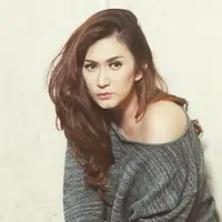 Nafa Urbach membaca curhatan dari para korban pedofilia yang dikirimkan ke kotak masuk akun sosial medianya.