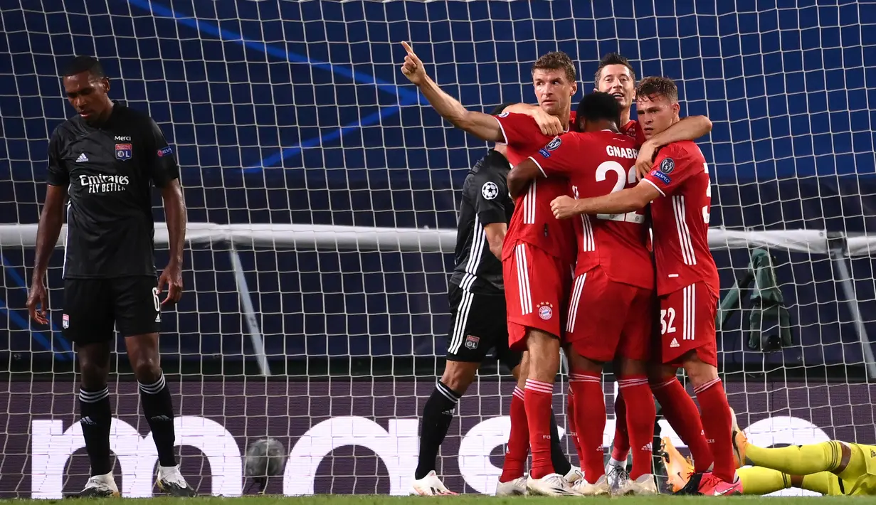 Pemain Bayern Munchen merayakan gol yang dicetak Serge Gnabry ke gawang Olympique Lyon pada semifinal Liga Champions 2019/2020 di Estadio Jose Alvalade, Kamis (20/8/2020) dini hari WIB. Bayern Munchen menang 3-0 atas Lyon. (AFP/Franck Fife/pool)