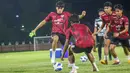 Pemain Timnas Indonesia U-19, Ji Da Bin menguasai bola saat sesi gim dalam latihan terbuka perdana skuad Timnas Indonesia U-19 di Lapangan THOR, Surabaya, Kamis (11/7/2024) sebagai persiapan akhir menghadapi ajang Piala AFF U-19 2024 yang akan berlangsung pada 17-19 Juli 2024. (Bola.com/Aditya Wany)