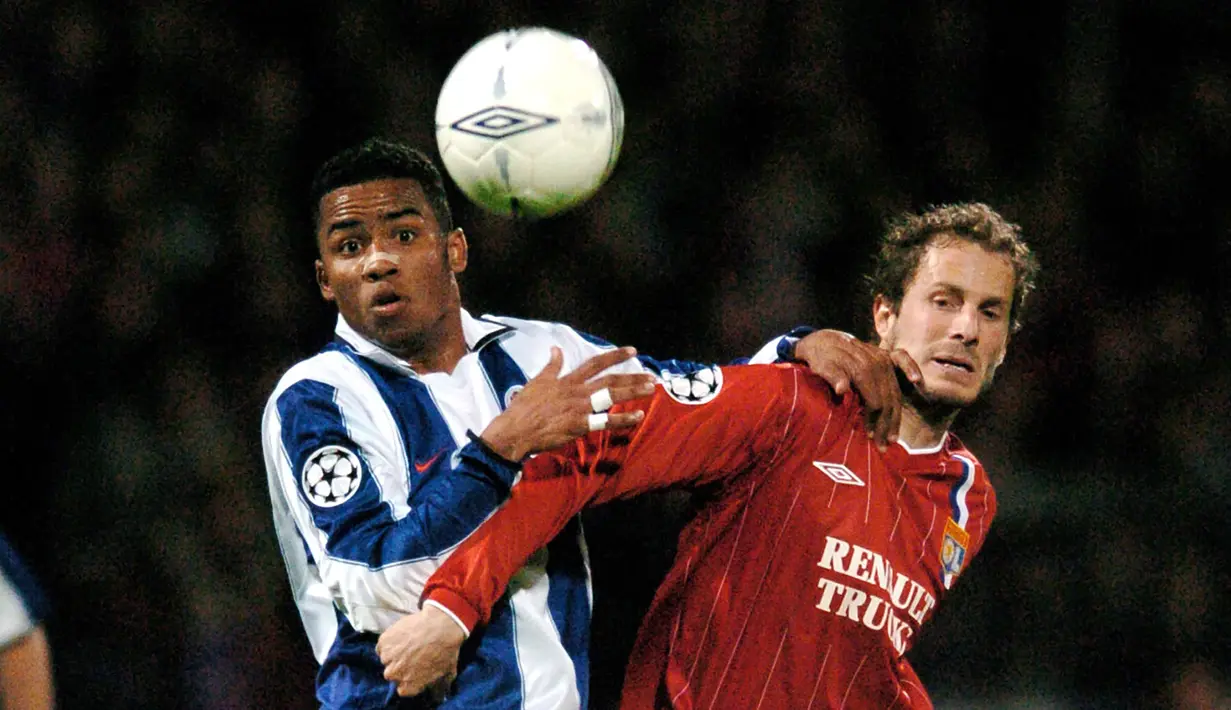 3. Carlos Alberto (19 Tahun 5 Bulan) - Carlos Alberto menjadi bagian penting Porto saat meraih gelar juara Liga Champions 2004. Gelandang asal Brasil ini menyumbangkan gol kemenangan Porto atas AS Monaco di laga final Liga. (AFP/Martin Bureau)