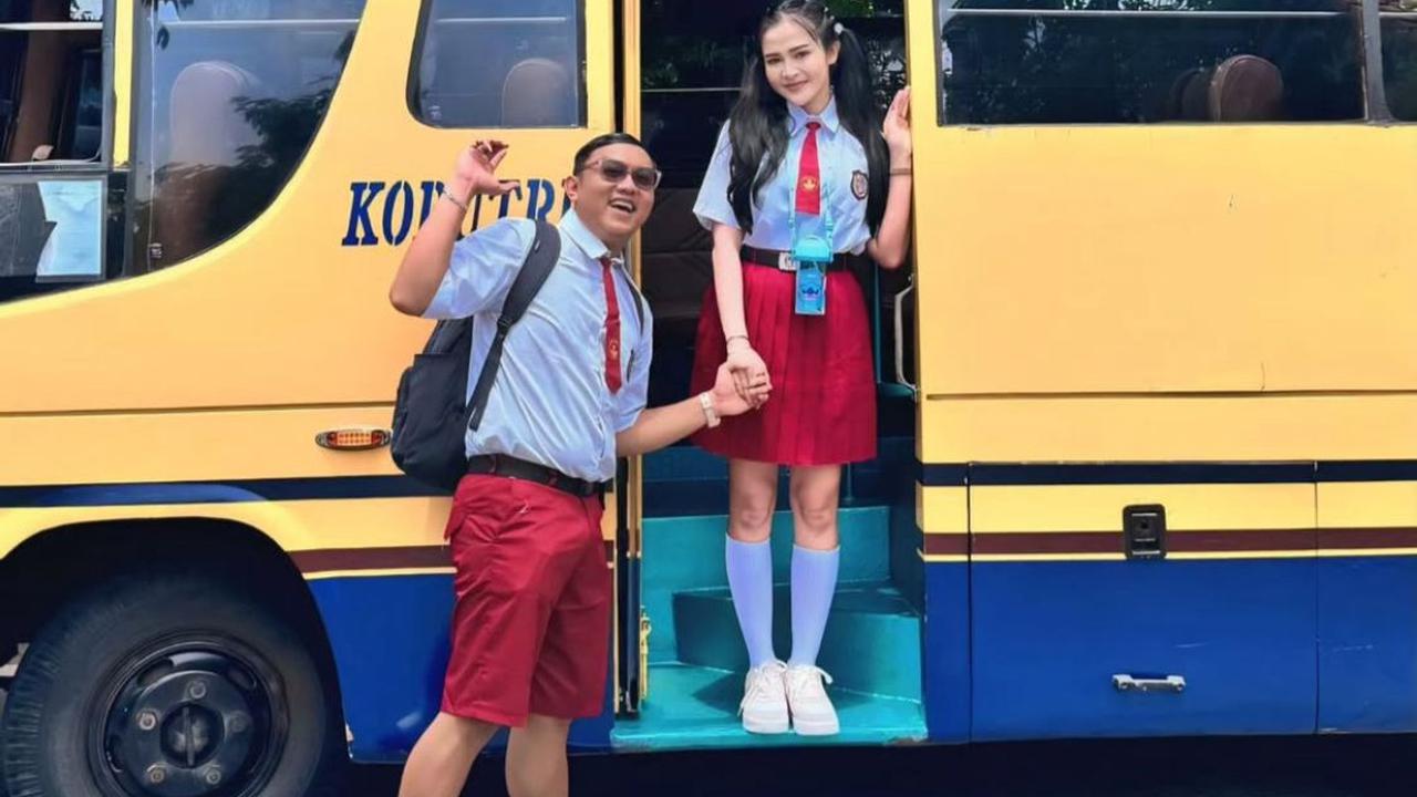 7 Potret Denny Caknan dan Bella Bonita Pakai Seragam SD, Momen Lucu dengan Latar Belakang Bus Sekolah
