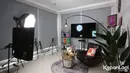Ruang podcast Rey Utami untuk kanal Youtubenya. Studio dengan beberapa peralatan untuk syuting. Studio mewah dengan peralatan lengkap yang merupakan kado dari sang suami tercinta. [Foto: KapanLagi.com®/Budy Santoso]