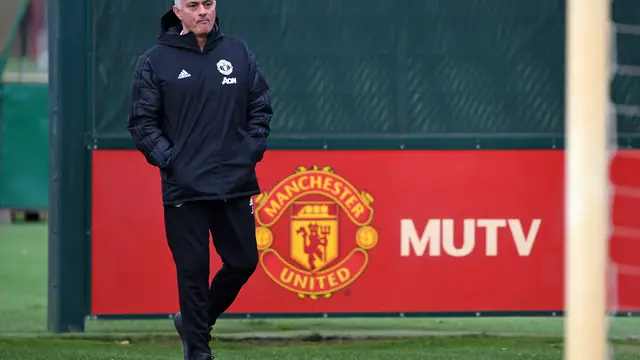 Alasan MU tak perlu pecat Mourinho