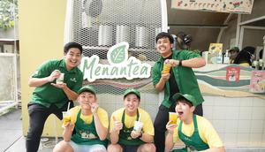 Waseda Boys dan kakak Jerome, Jehian kompak memakai kostum ala karyawan Menantea dalam rangka merayakan anniversary pertama (Instagram/jeromepolin)