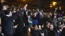 Suporter Manchester City memberikan dukungan saat tandang melawan Crystal Palace. Sepanjang laga fans The Citizens terus memberikan dukungan. (Reuters/Hannah McKay)
