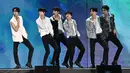 Grup K-Pop Korea Selatan PENTAGON tampil pada Dream Concert 2022 di Stadion Jamsil, Seoul, Korea Selatan, 18 Juni 2022. Dream Concert adalah konser K-Pop tahunan terbesar di Korea Selatan sejak tahun 1995, pada tahun 2020 dan 2021 Dream Concert diadakan secara online. (Jung Yeon-je/AFP)