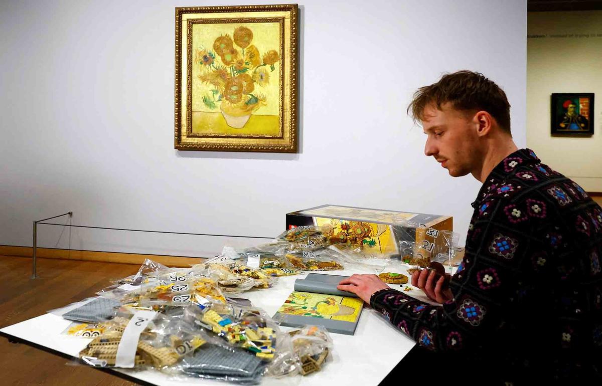 FOTO: Membuat Lukisan Bunga Matahari Van Gogh dengan Lego