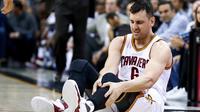 Pemain Cleveland Cavaliers, Andrew Bogut, yang mengalami patah kaki dipastikan absen hingga akhir musim NBA 2016-2017. (Twitter/Bleacher Report)